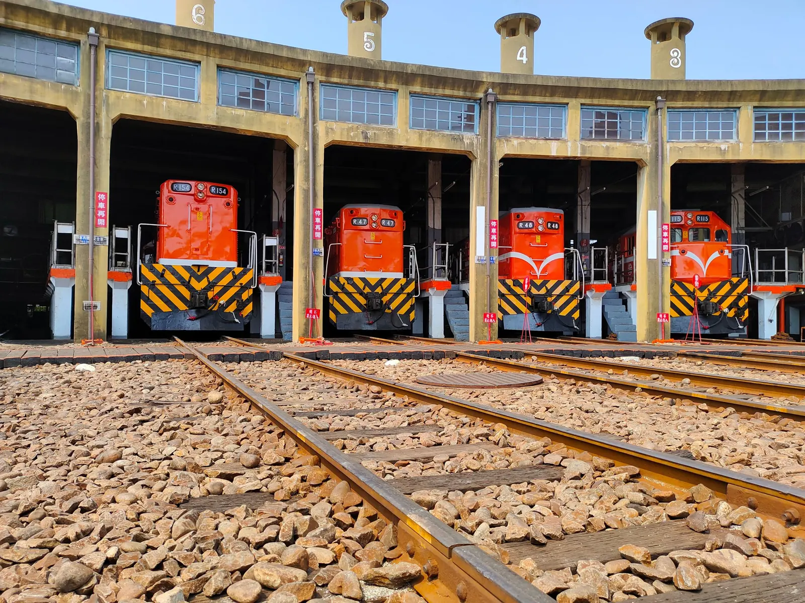 Locomotives diesel garées dans une rotonde ferroviaire