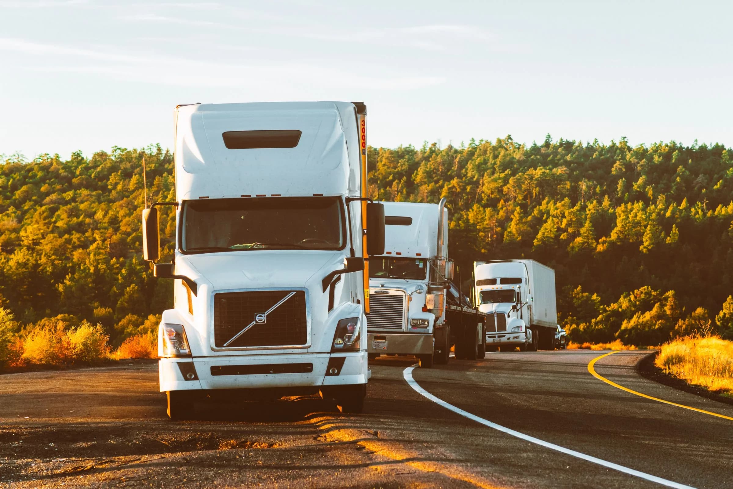Camions de marchandises sur la route, en pleine course