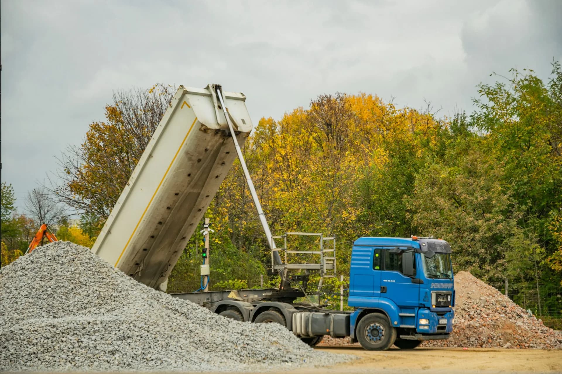Tipper semi-trailer unloading bulk cargo